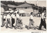 赤坂家に残る古写真　昭和36年10月　河辺小学校運動会 　西より　校舎はまだ木造　背後は観音山山麓.jpg