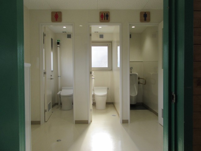 体育館トイレ