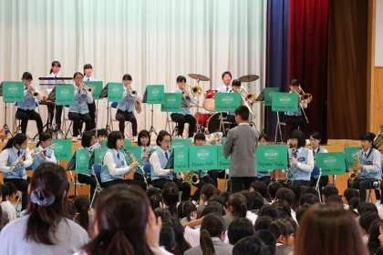 津山市立津山西中学校 | 学校日記 | 吹奏楽部が、小学校訪問演奏を行いました。