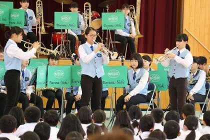 津山市立津山西中学校 | 学校日記 | 吹奏楽部が、小学校訪問演奏を行いました。