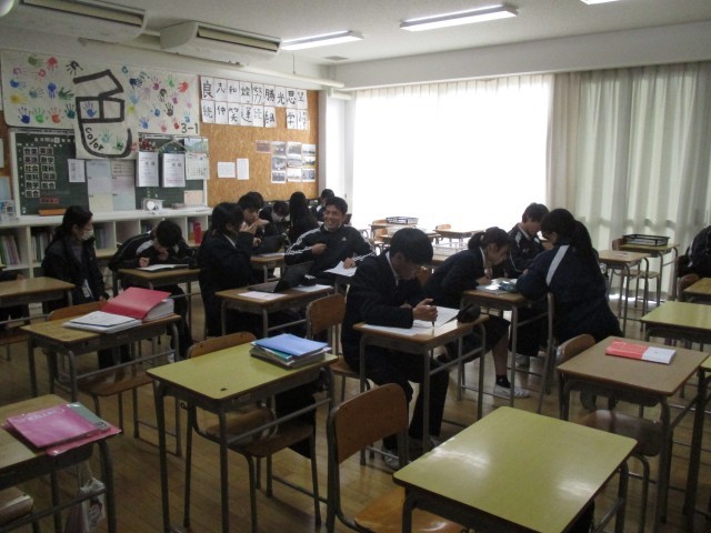 教室内での教え合い学習でも真剣