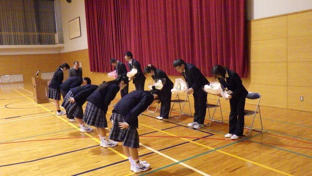 生徒会による花束贈呈