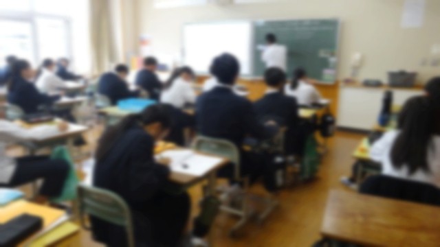 3年1組の数学です。問題に真剣に取り組んでいました。