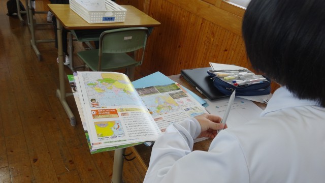 1年1組の社会です。世界の国々の特徴について調べました。