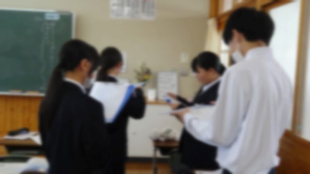 1年2組の国語です。音読でお互いに読み合いをしました。