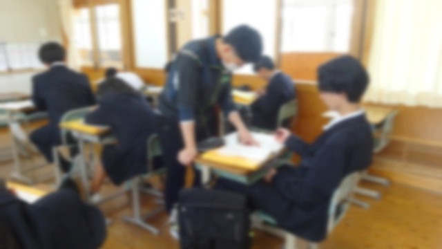２年1組の数学です。先生に積極的に質問をしていました。