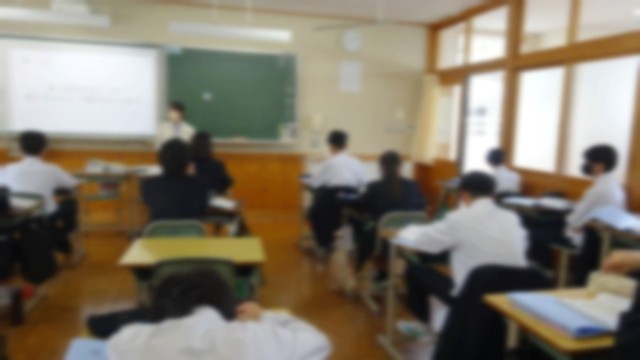2年2組の国語です。詩の授業について深く学習していました。